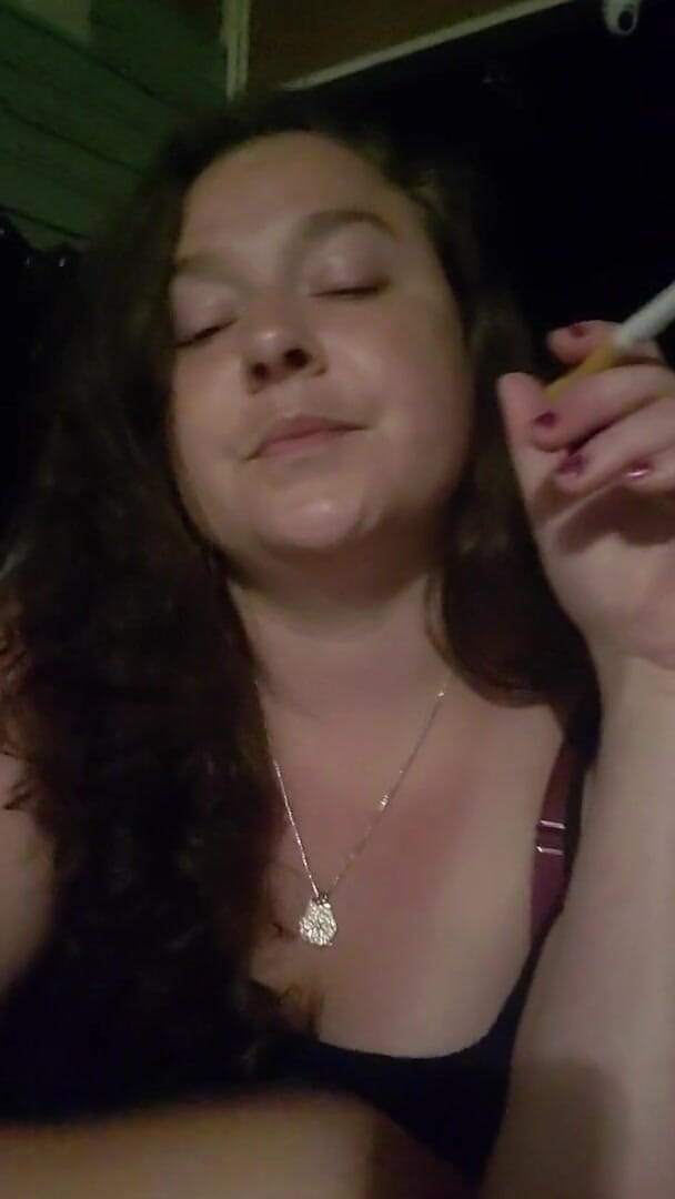Mistress Michella Marijuana: Awek montel merokok dengan puan Michella