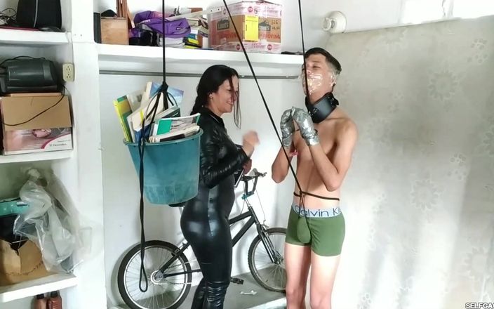 Selfgags femdom bondage: 외로운 라틴계 소년과 장난기 넘치는 캣우먼 장난감!