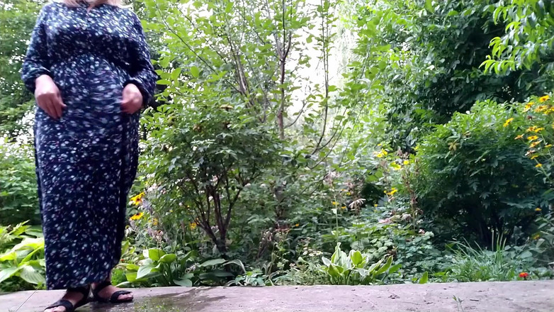 OurFetishLife: Soacra dulce îl ajută pe ginerele ei să se pișe și se...