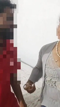 Desi Indyjski Nowoczesny MILF Bhabhi Dostać twarzy i jebana przez chłopca dostawy