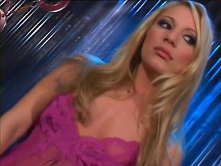 Solo Sensations: Calda bionda floozie in lingerie viola mostra danza privata