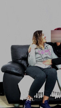Un beau-père teste la copine de son fils devant lui.