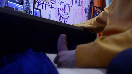 Vinn th20: masturbuje péro