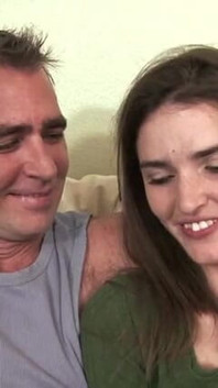 Oral în gât adânc de la o brunetă minionă