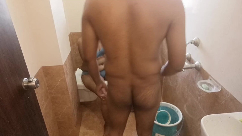 Horny Indian Couple: Šukání v koupelně s indickou manželkou Obrovský výstřik na obličej