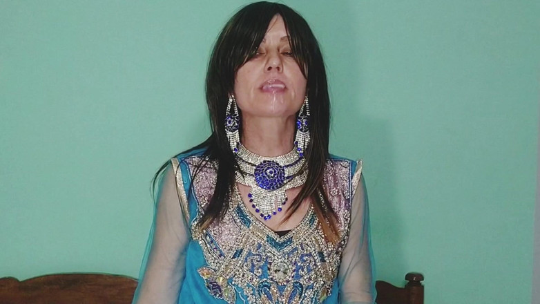 Bolly Karma: Adicta a la bbc tragando leche cachonda milf