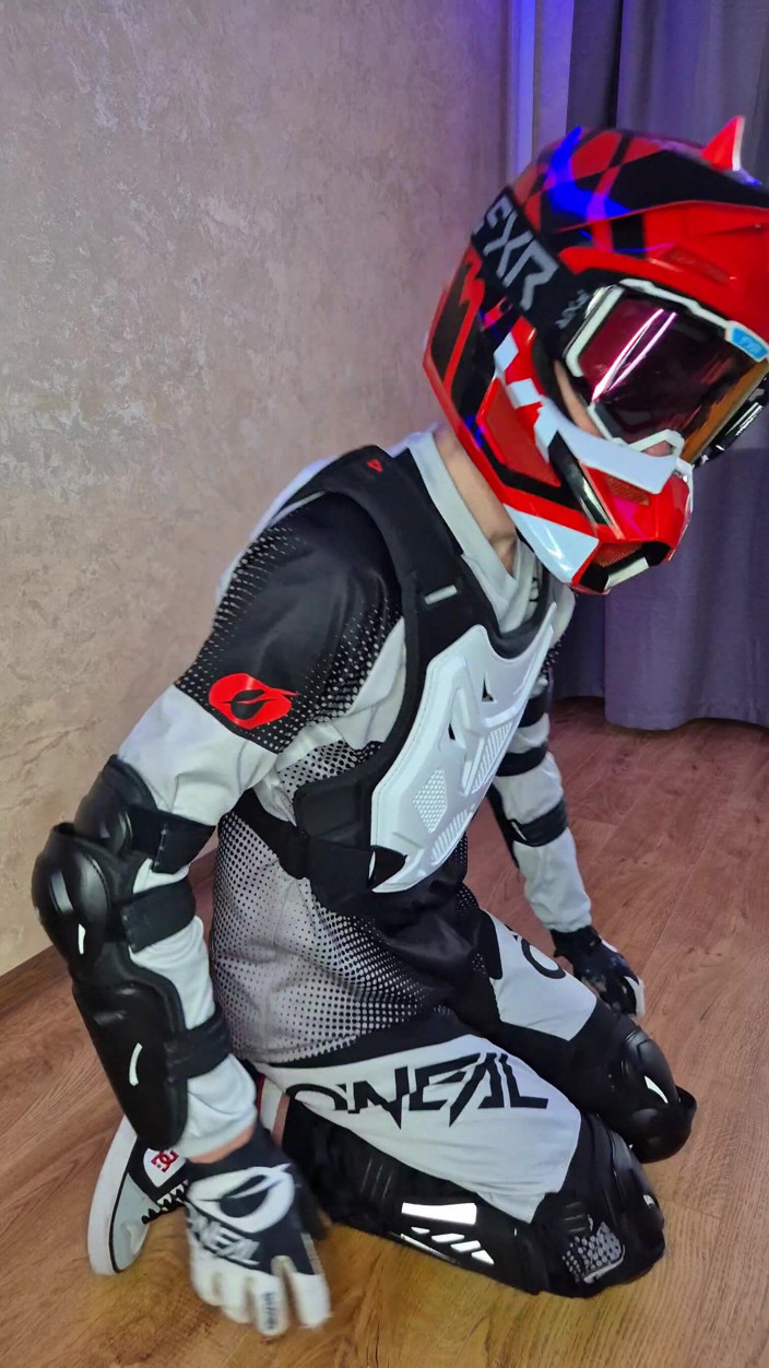 Sneakersmax98: I Put on My Boyfriend's Mxgear, Cum Twice