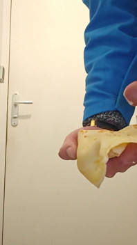 Spermashot på mat på jobbet på toaletten