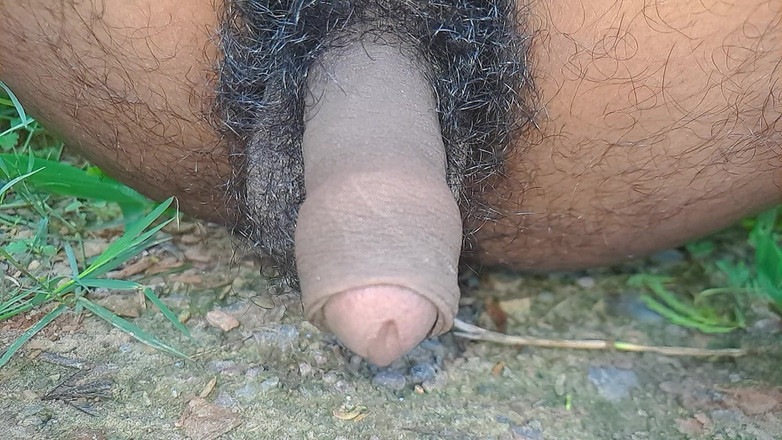 Desi_Porn_India: Горячий гей дези писает в джунглях в соло.