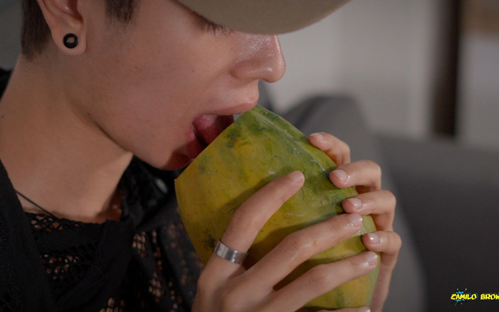 Magic C: Twink Asia membiakkan betik berair - kongkek fleshlight buatan sendiri