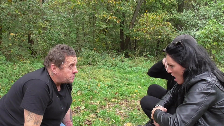 Femdom Austria: 2人の女性との唾吐きセッション