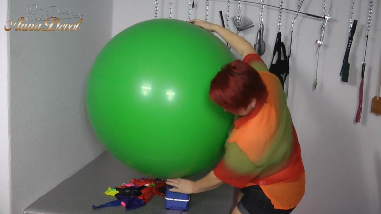 Anna Devot: Mega balloon blow up