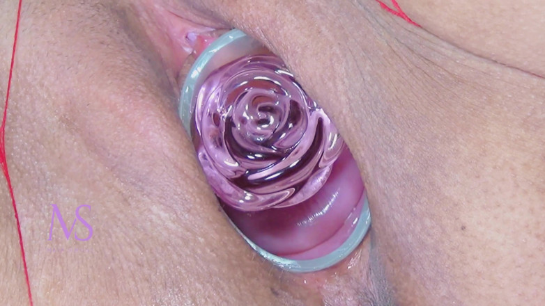 Maya Simons: Introduciendo dildo rosa de cuencas rosa de 4,5 cm
