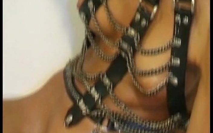 Deutsche Damen: ये जर्मन लेस्बियन रंडी बड़े खिलौनों के साथ मस्ती करना पसंद करती है