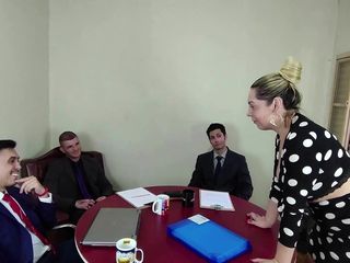 Suzie Slut Official - Hetero: Шаловливая секретарша закрывает контракт с боссами