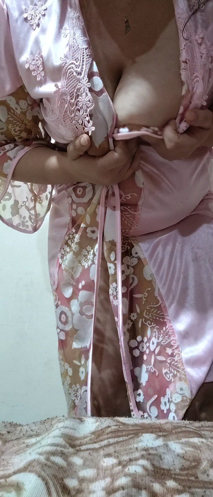 Ali Muhammad: Větná dívka si sundá spodní prádlo před kamerou