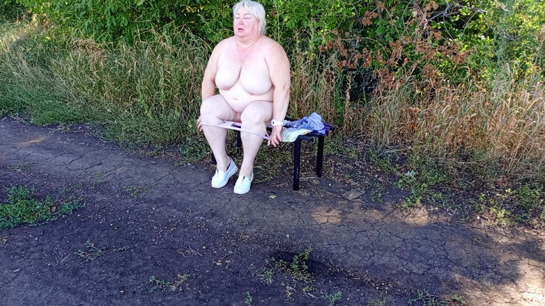 Zona901: Uma vizinha no parque se despi e se masturba até...