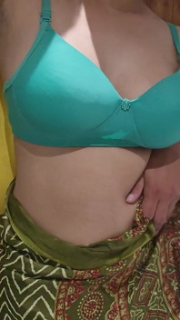Indianca Desi Bhabhi a fost futută din spate în timp ce îmbracă haine