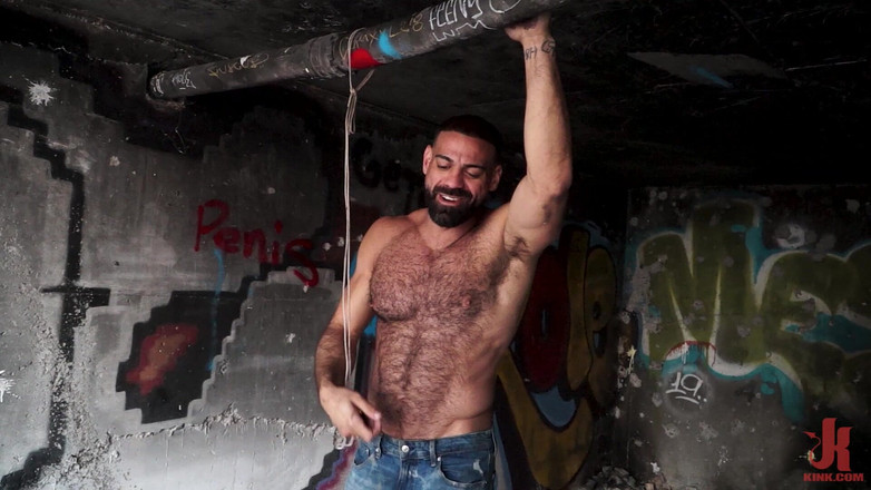 Kinky Bites Gay: 버려진 공장에서 자지와 공을 묶는 Ricky Larkin