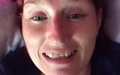 Pov hứng tình mệt mỏi và cần một cái wank tôi bắt đầu chơi với các quán rượu của mình để đi nhưng tôi bị gián đoạn
