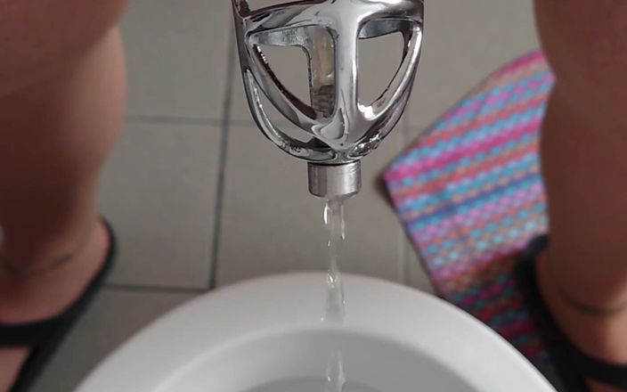 Carmen_Nylonjunge: Pișare în cușca penisului cu cateter în colanți