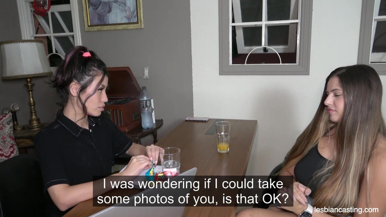 LesbianCasting: Zkušená japonská agentka a sexy blonďatá lesbička