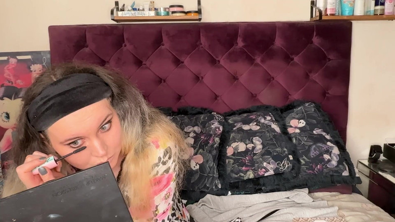 MissFFW: キンキーな娼婦が変態の夜のためにメイクをする