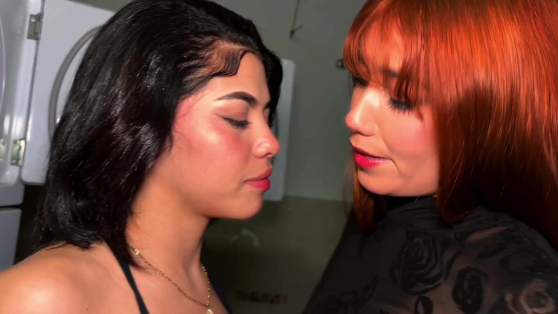MonikCoper: La mia migliore amica scopre il mio grande dildo e...