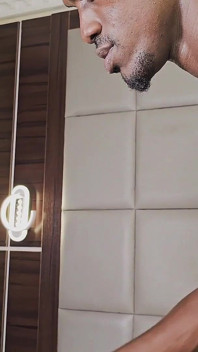 77 yaşındaki olgun ve seksi üvey anne komşusu tarafından sikiliyor