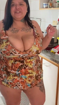 Big Thick Veggies: BBW Masturbates in the Kitchen