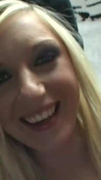 Una bionda carina viene fermata per strada e scopata con il gelato ragazzo.