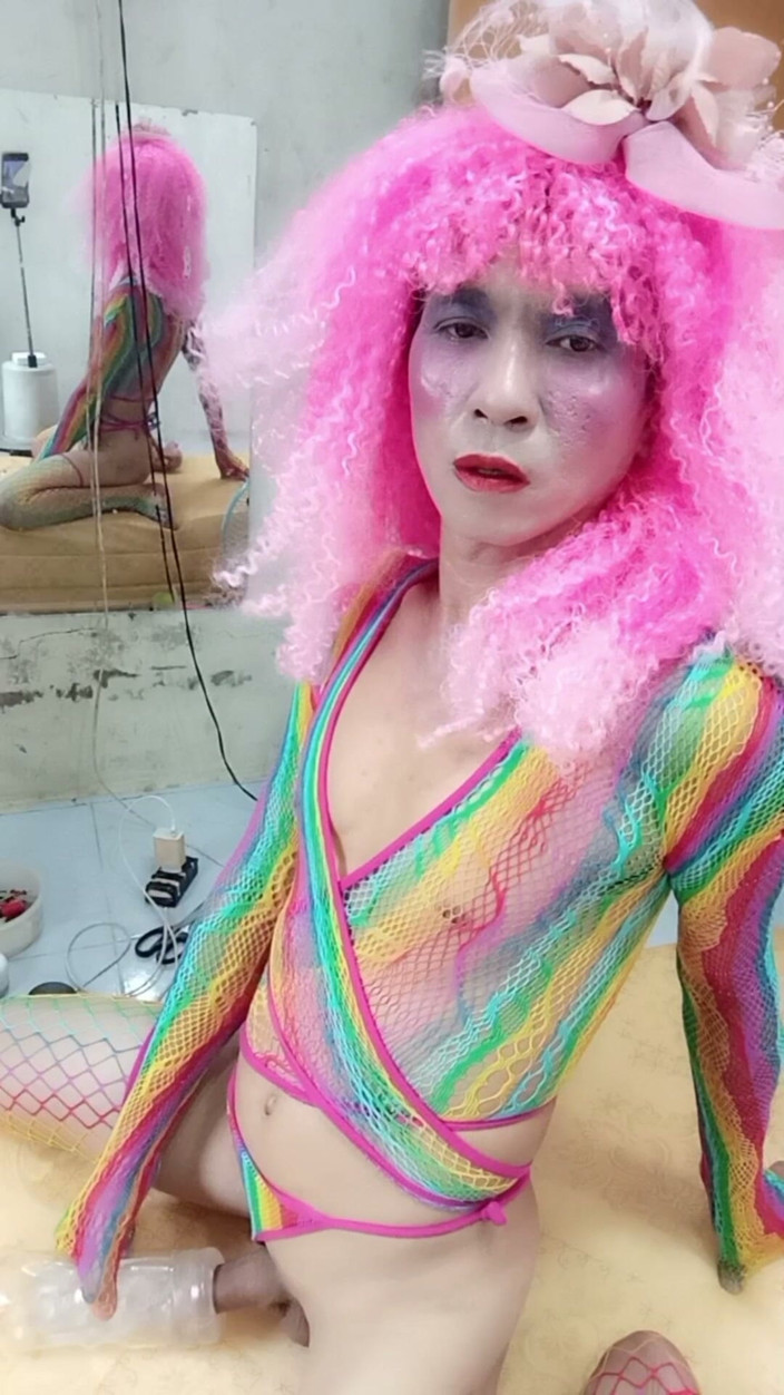nguyen dang thien tri: Transgender Le nosí sexy oblečení a hraje poháry sexu