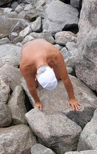 Ladysilvas: Ladysilva desnuda mostrando su culo bronceado caliente con una línea...