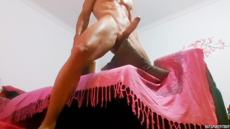 Hotsportfitboy: El intenso hump de almohada de un chico en forma...