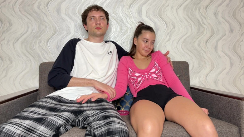 Sugary Kitty: La sorellastra viene beccata con un dildo ed il fratellastro...