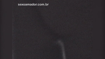 Amateurs videos: 男は裸のガールフレンドを撮影してインターネットで彼女に見せます