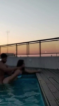 Veel klaarkomen in het zwembad bij zonsondergang - Accounter Adventures