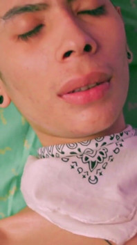 Magrinha twink magic c masturbando seu pau grande e brincando com suas muitas precum e carga de porra grossa