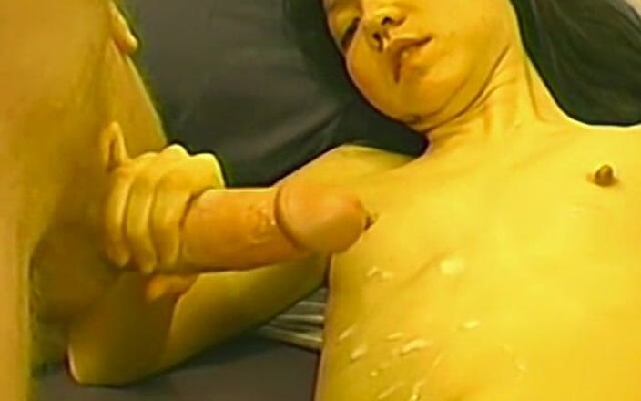 Homegrown Handjob: Asiatica îi face bărbatului ei o labă
