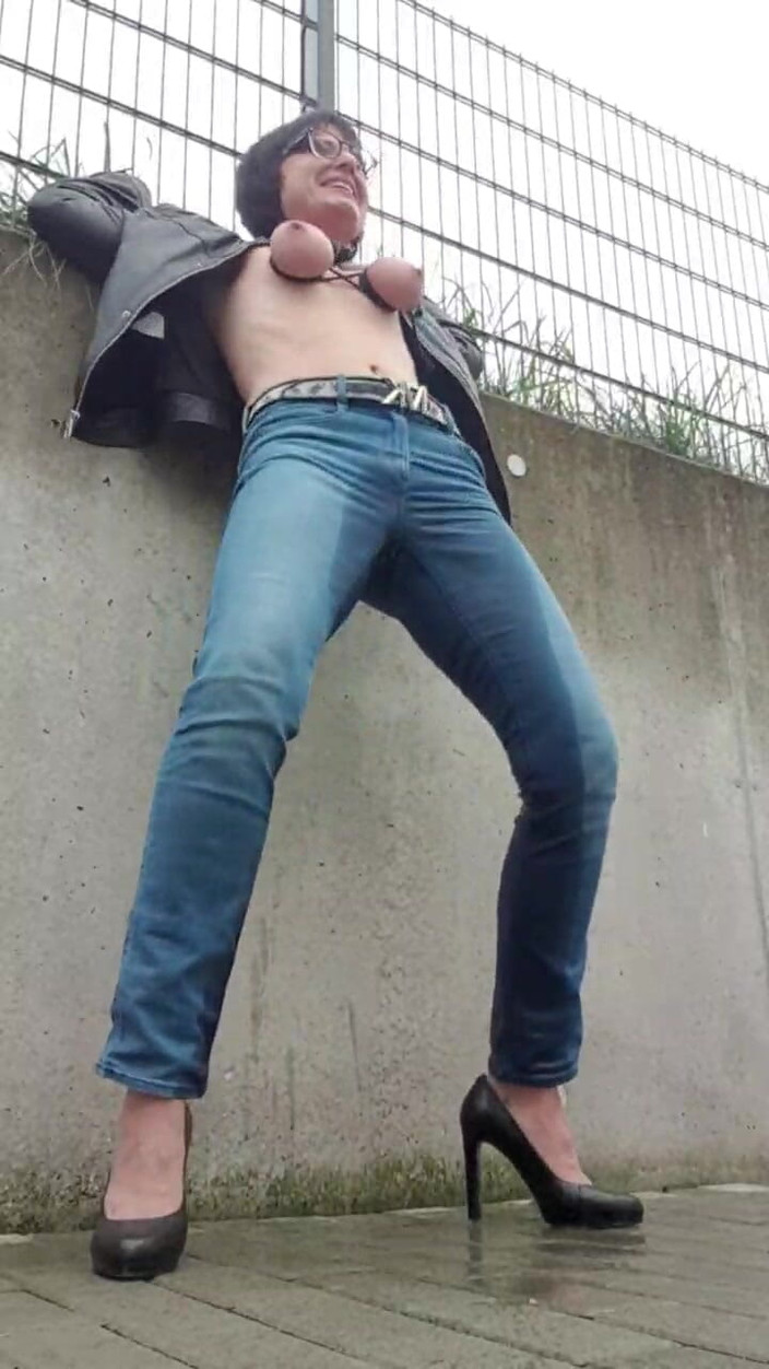 JulieEroticDress: Squirt Into Jeans