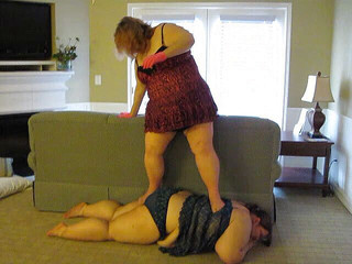 BBW nurse Vicki adventures with friends: Nv在超级肥胖的安吉·金伯的背上行走