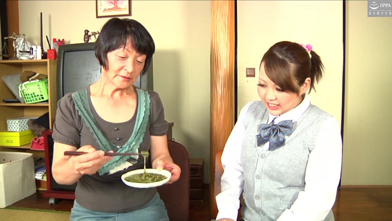 Raptor Inc: 成熟した赤ん坊と若い女性の間の激しいレズビアンセッション