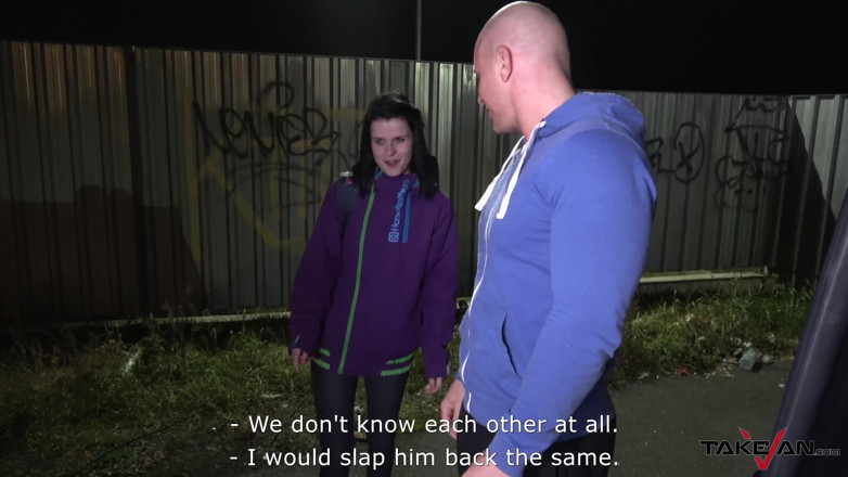 Take Van: O vagabă slabă își scutură țâțele mici pe o pulă masivă în dubă