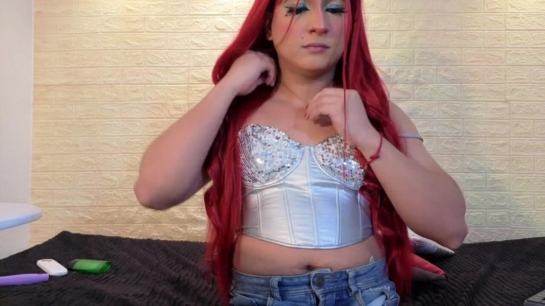 Aline Costa: Mira a esa hermosa chica trans con ese bulto húmedo...