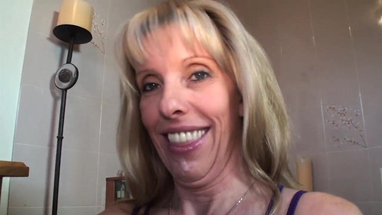 Carol Cox - The Original Internet Porn Star: Зрелая блондинка сосет молодому парню в ванной