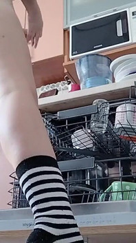 Owłosiona brunetka cipka, duże cycki, zmysłowa owłosiona kobieta w kuchni. Seksowna mama, owłosiona cipka, Duży tyłek