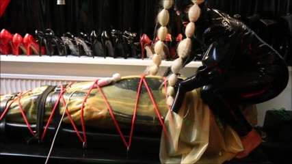 Rubber And Bondage Girl Kim: Eine impotente gummisklavin necken