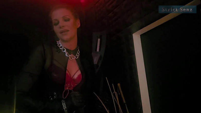 Strict Senz: 戴着皮手套的女主人Stina stone无情地伸展在架子上 第2部分