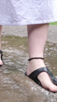 Los Pinos Montanos De Birkenstock Se Divierten En El Charco De Lluvia