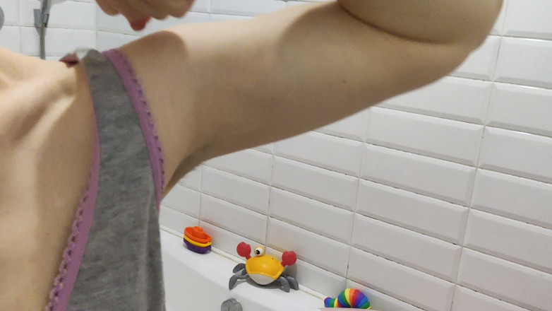 Risky Hairy Couple: 큰 여자의 근육이 구부러져